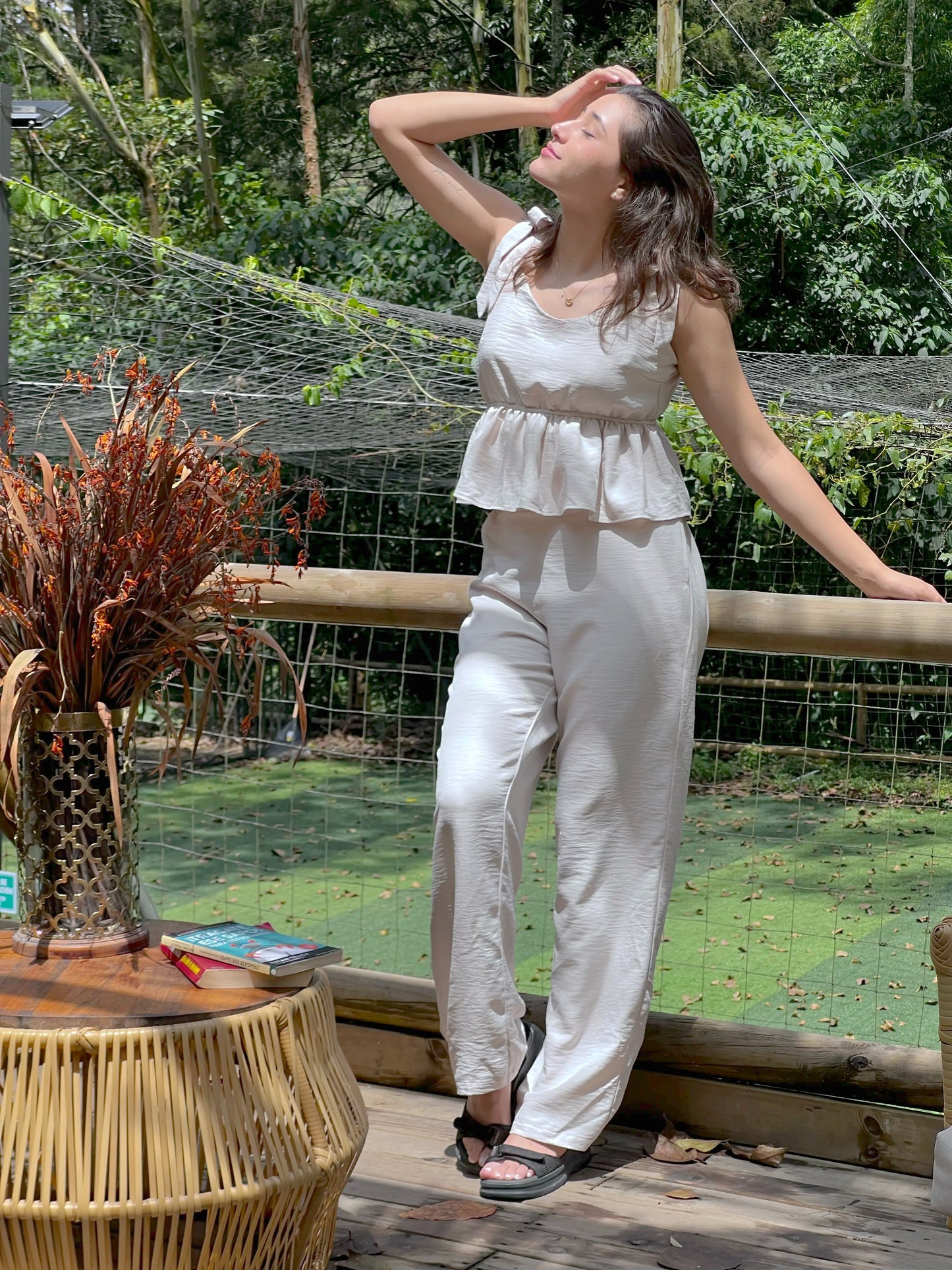 Viaja ligero con tu set Fluir Sereno beige. Úsalo para dormir, una salida casual o en la playa