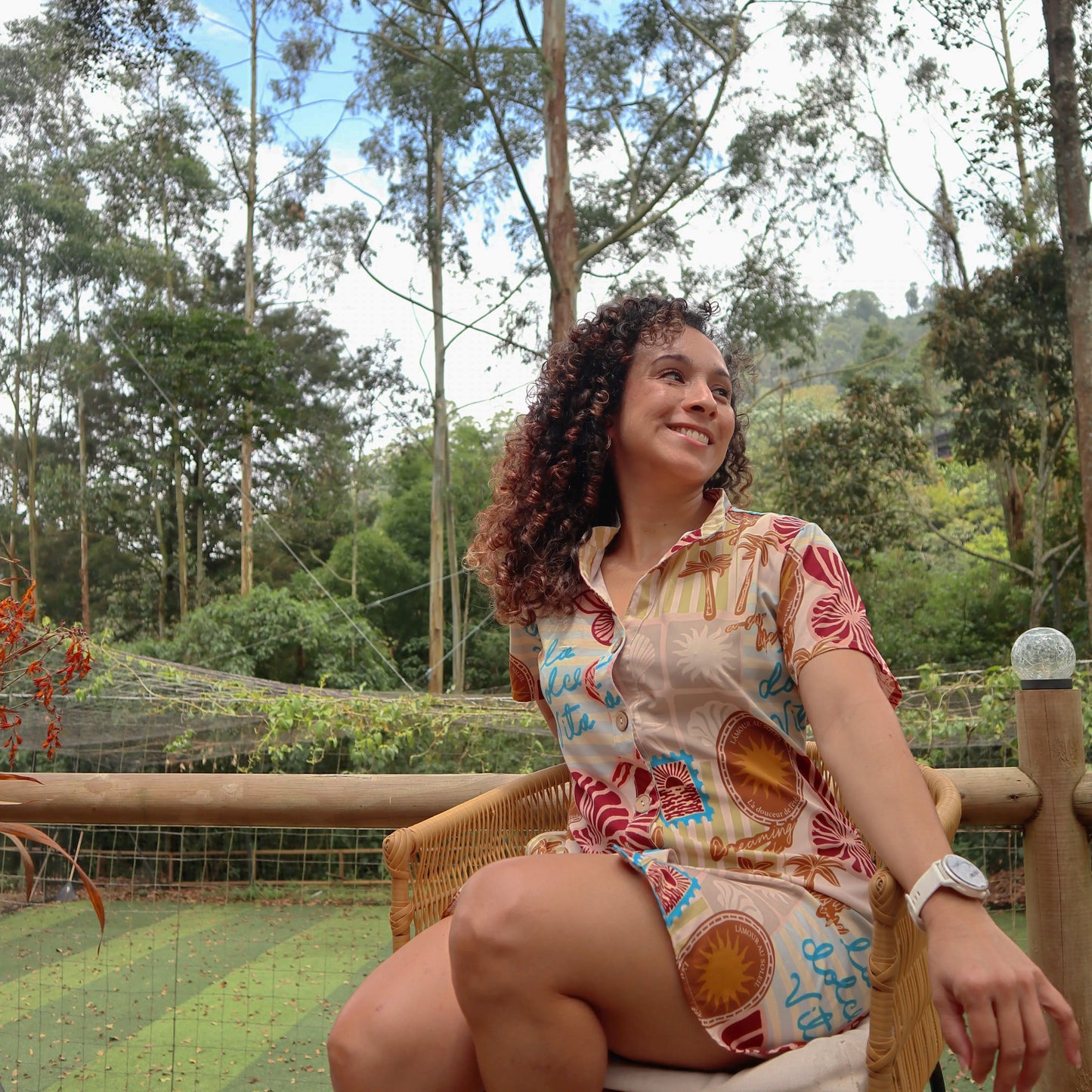 Viaja ligero con tu blusón Eco de mar. Úsalo para dormir, salir a la playa o piscina