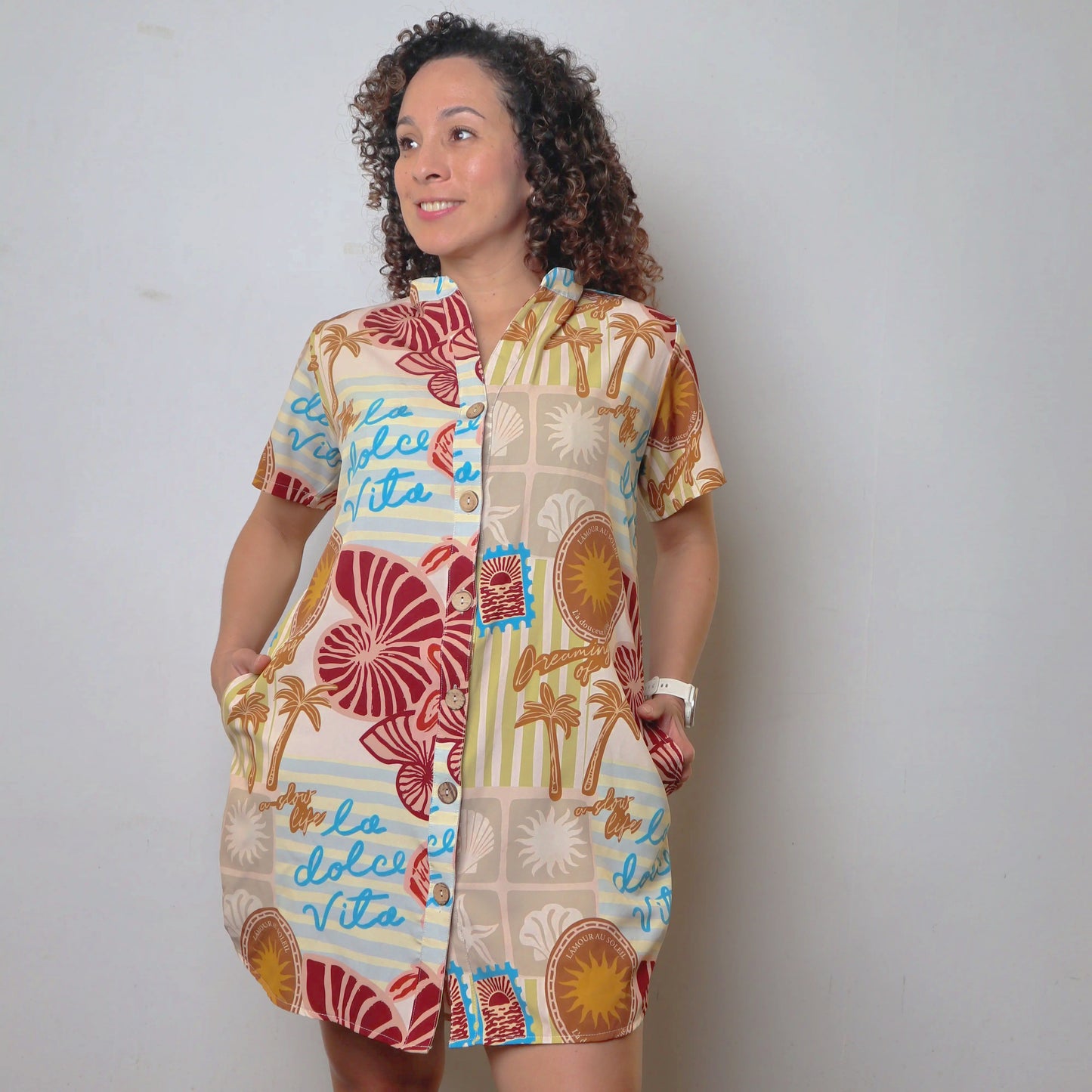 Viaja ligero con tu blusón Eco de mar. Úsalo para dormir, salir a la playa o piscina 