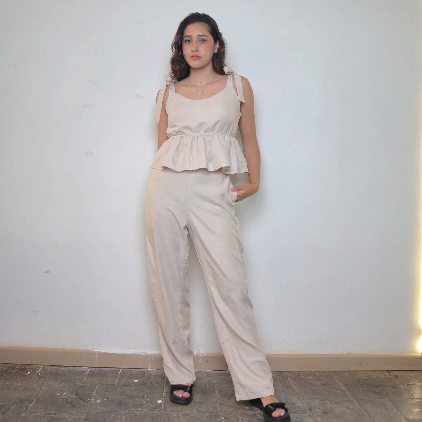 Viaja ligero con tu set Fluir Sereno beige. Úsalo para dormir, una salida casual o en la playa 