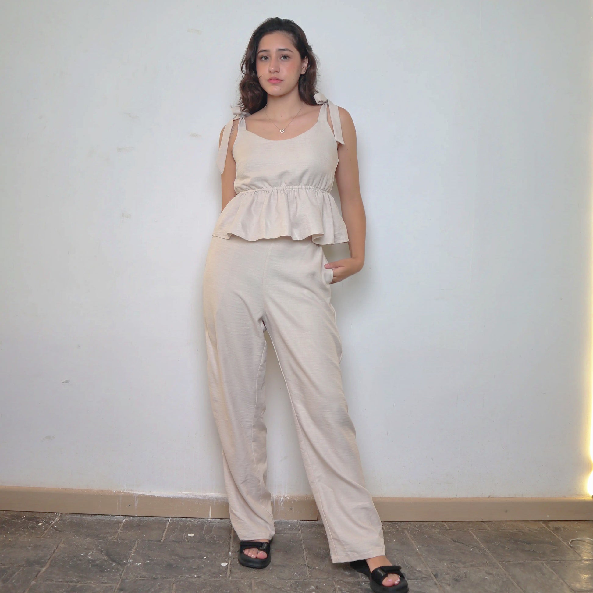 Viaja ligero con tu set Fluir Sereno beige. Úsalo para dormir, una salida casual o en la playa 