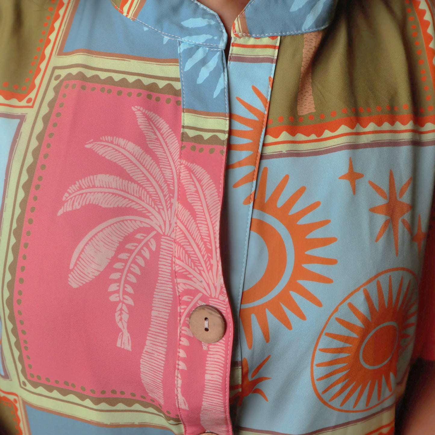 Viaja ligero con tu Blusón Refugio Tropical. Úsalo para dormir, una salida casual o en la playa