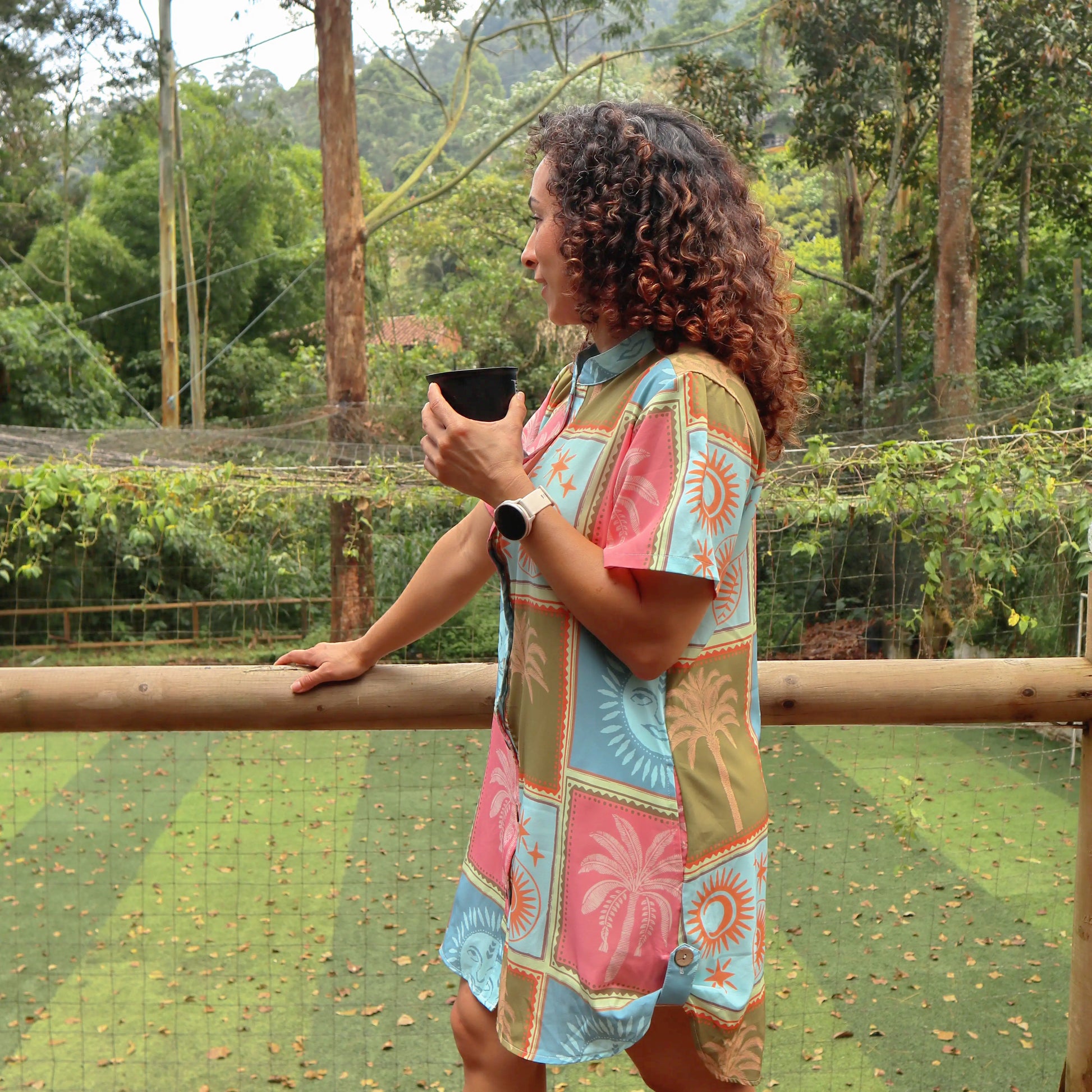 Viaja ligero con tu Blusón Refugio Tropical. Úsalo para dormir, una salida casual o en la playa