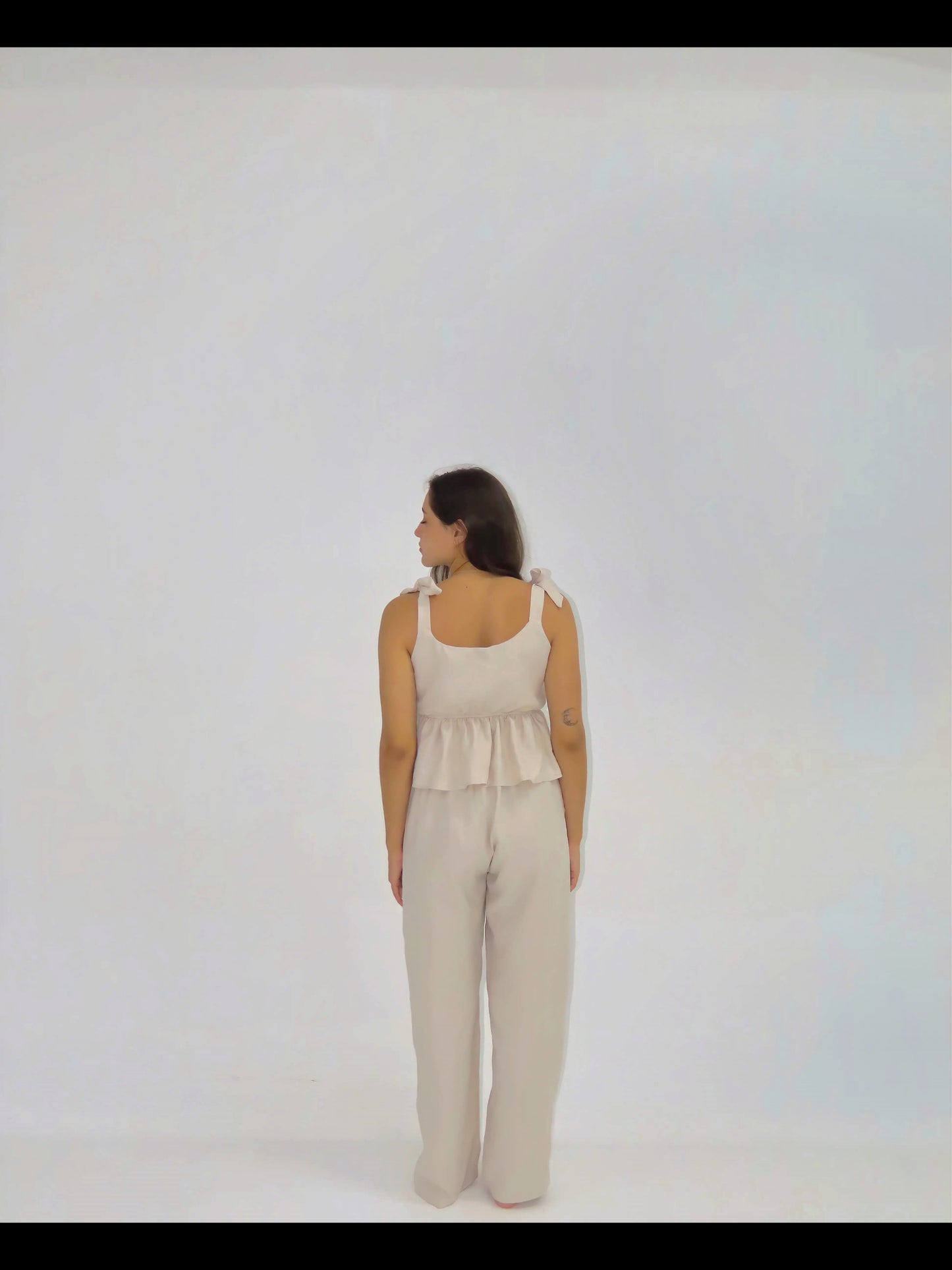 Viaja ligero con tu set Fluir Sereno beige. Úsalo para dormir, una salida casual o en la playa 