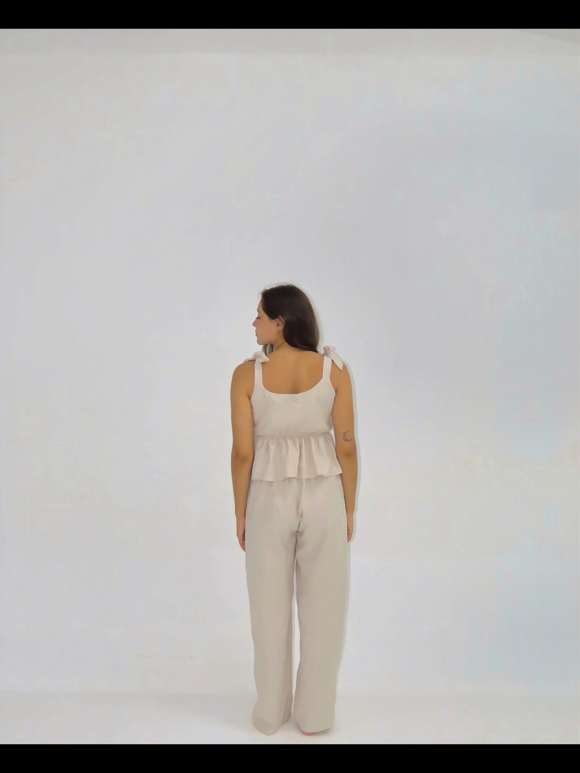 Viaja ligero con tu set Fluir Sereno beige. Úsalo para dormir, una salida casual o en la playa 