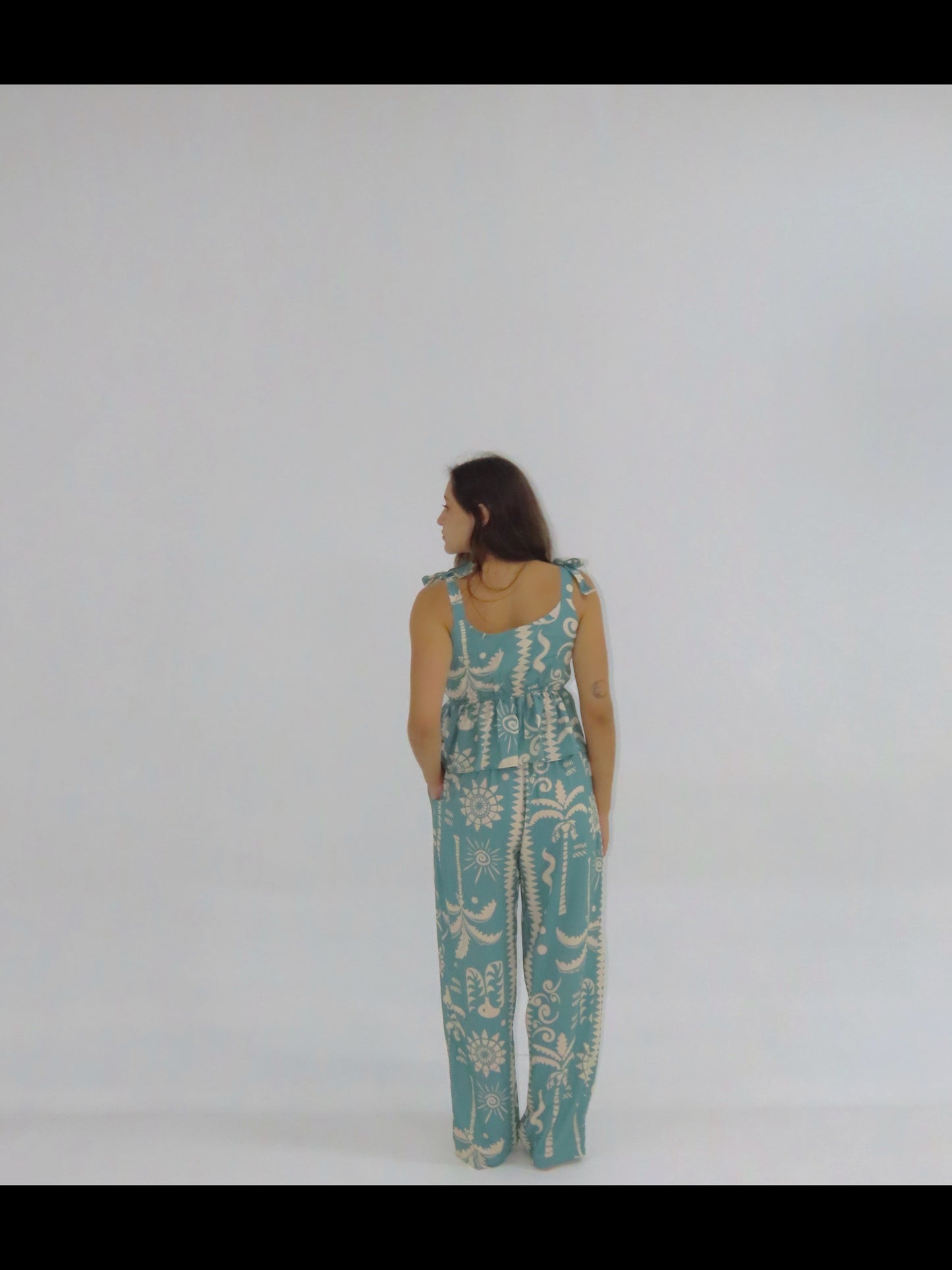 Viaja ligera con tu set Fluir Sereno Verde. Úsalo para dormir, en una salida casual o en la playa.