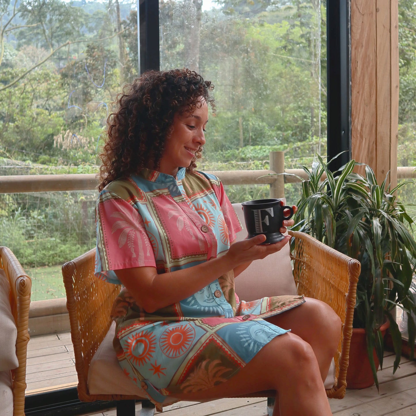 Viaja ligero con tu Blusón Refugio Tropical. Úsalo para dormir, una salida casual o en la playa