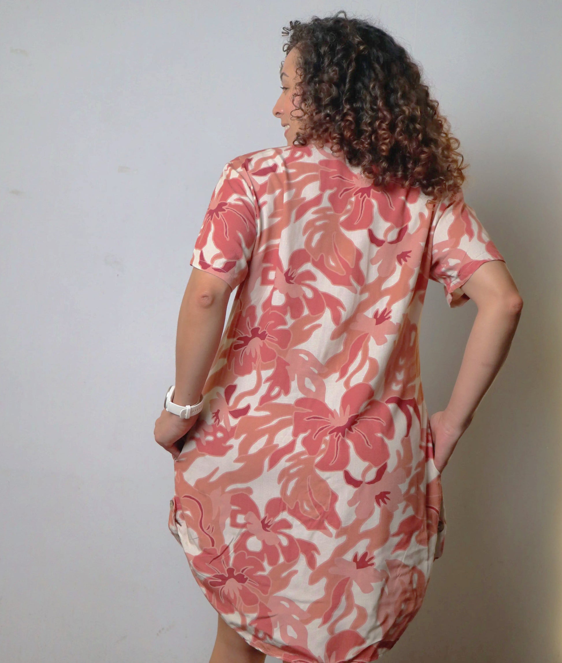 Viaja ligero con tu blusón Florece libre. Úsalo para dormir, salir a la playa o piscina 