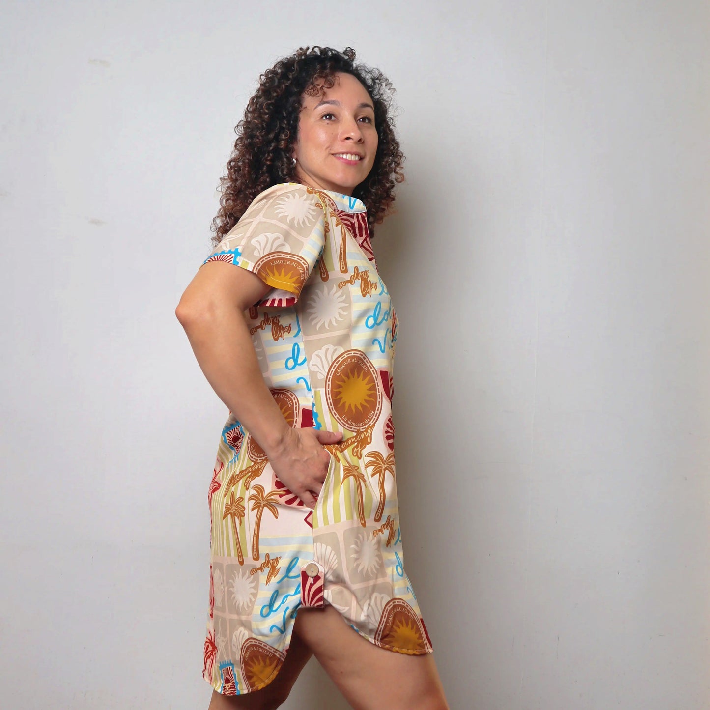 Viaja ligero con tu blusón Eco de mar. Úsalo para dormir, salir a la playa o piscina 