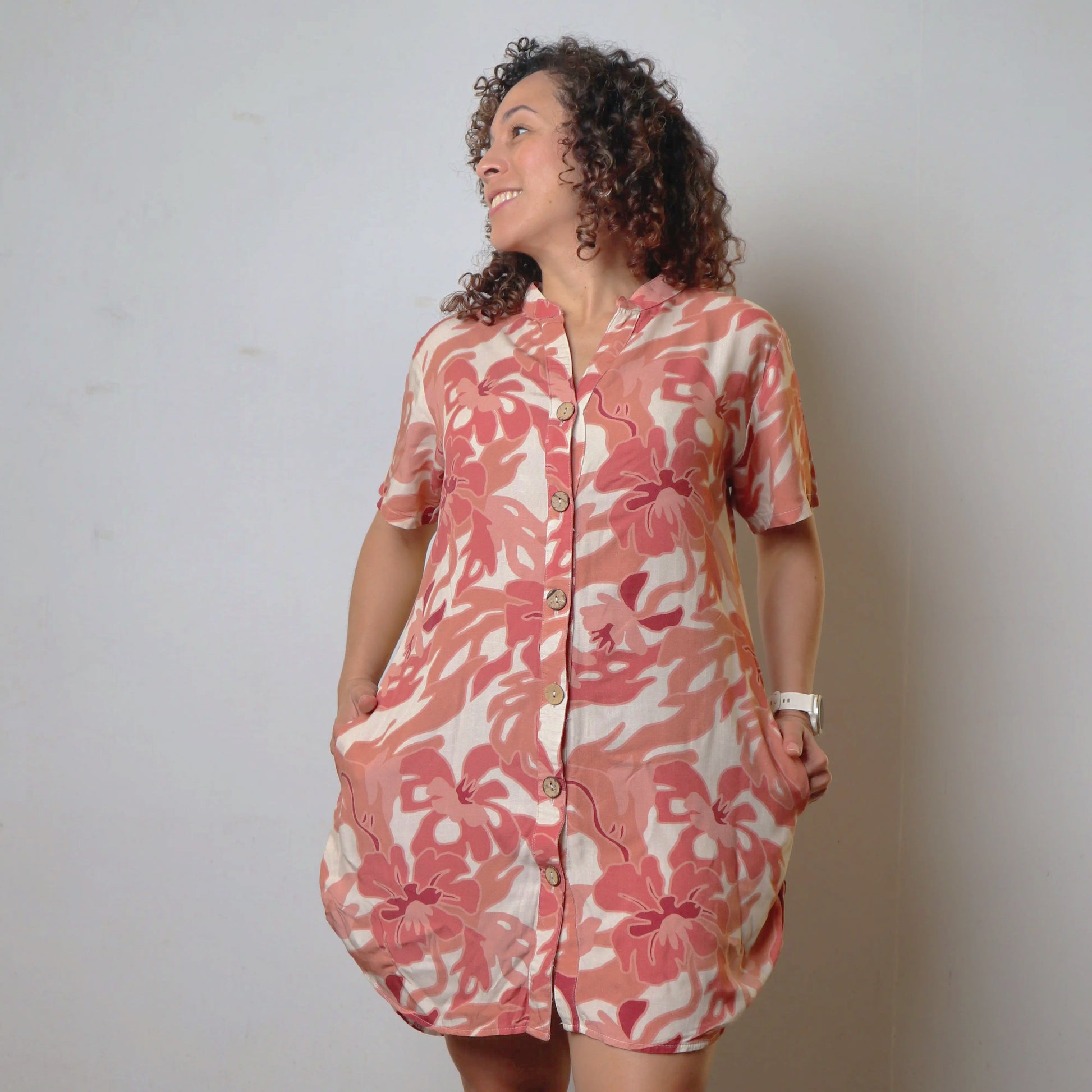 Viaja ligero con tu blusón Florece libre. Úsalo para dormir, salir a la playa o piscina 