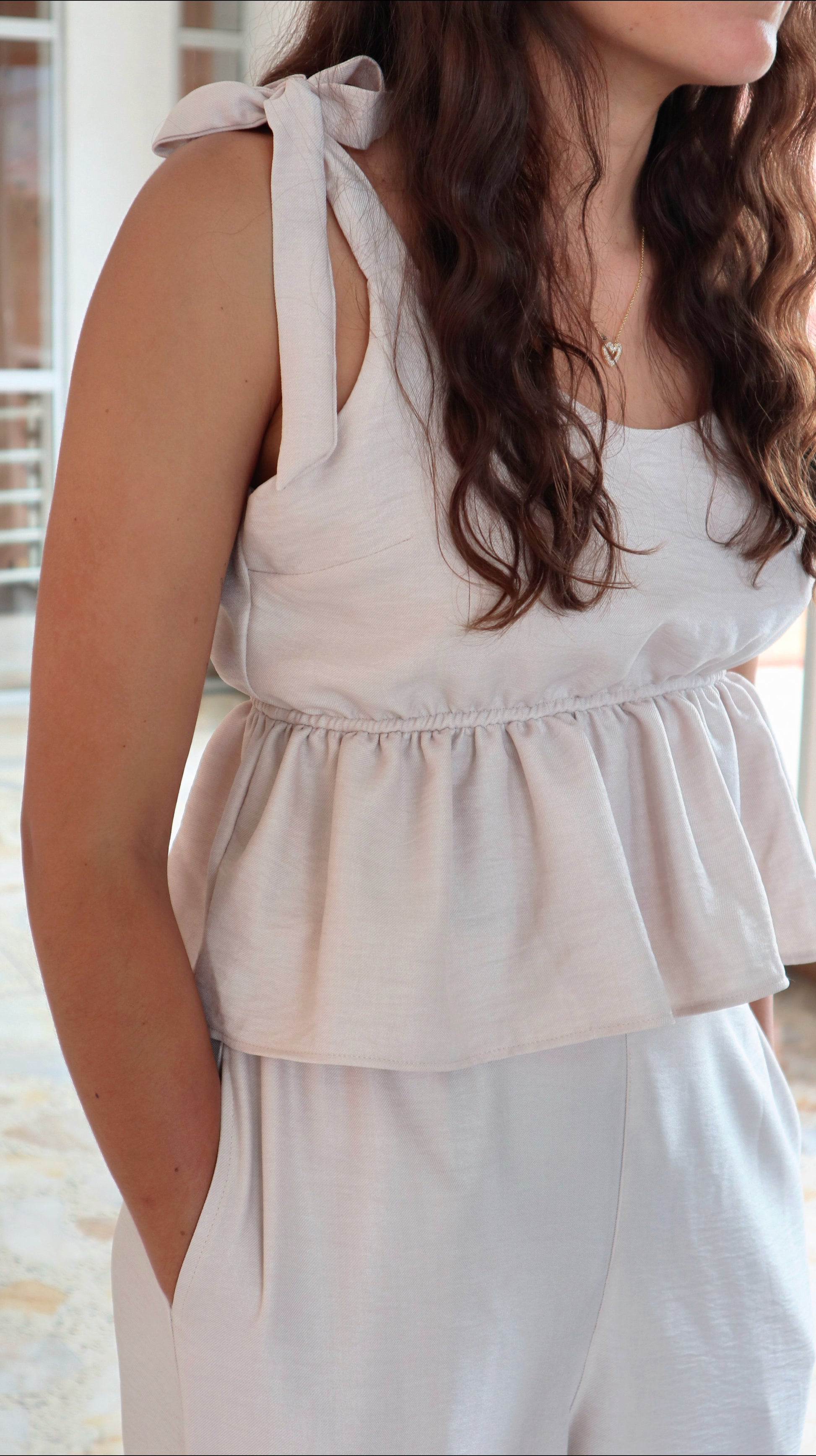 Viaja ligero con tu set Fluir Sereno beige. Úsalo para dormir, una salida casual o en la playa 