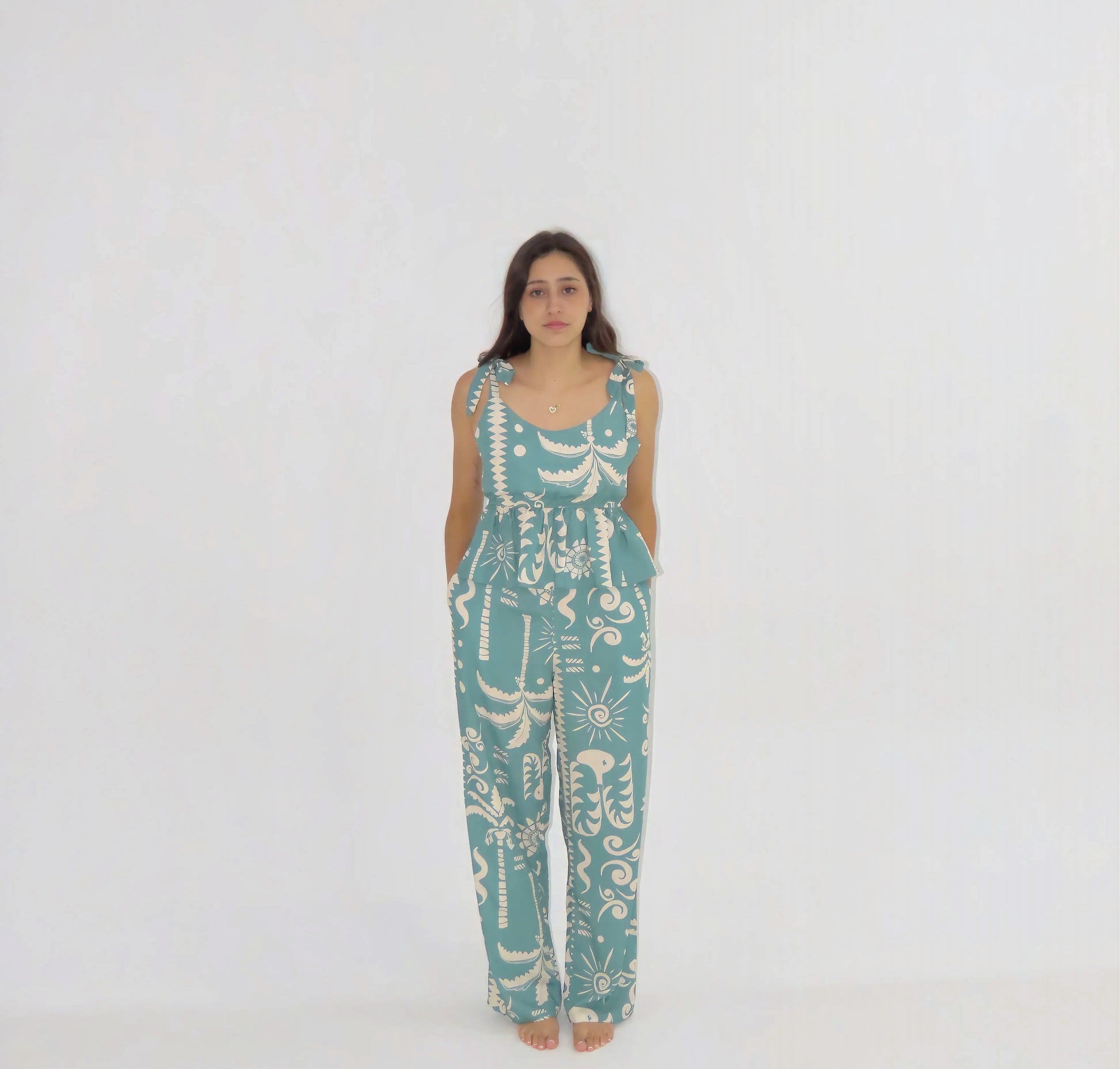 Viaja ligera con tu set Fluir Sereno Verde. Úsalo para dormir, en una salida casual o en la playa.