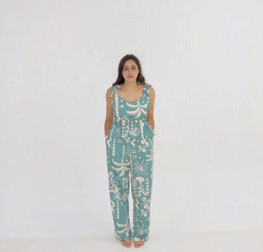 Viaja ligera con tu set Fluir Sereno Verde. Úsalo para dormir, en una salida casual o en la playa.