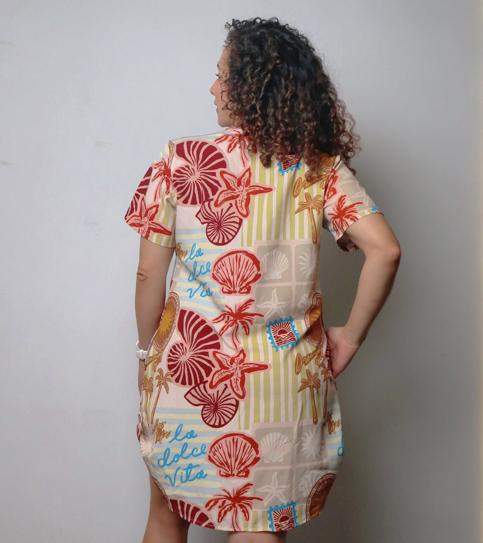 Viaja ligero con tu blusón Eco de mar. Úsalo para dormir, salir a la playa o piscina 