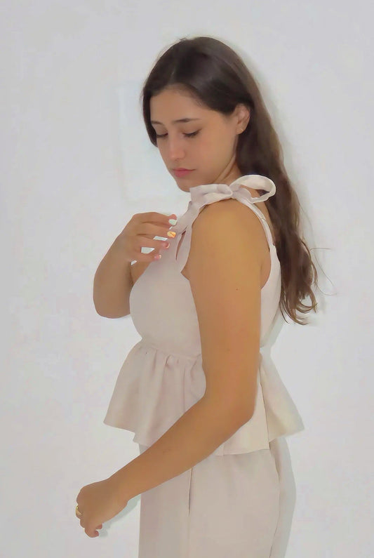 Viaja ligero con tu set Fluir Sereno beige. Úsalo para dormir, una salida casual o en la playa 