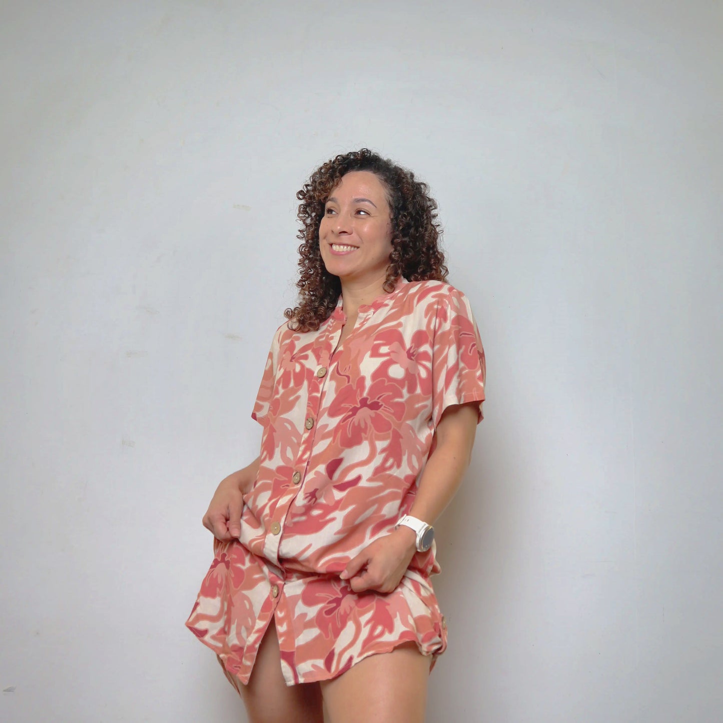 Viaja ligero con tu blusón Florece libre. Úsalo para dormir, salir a la playa o piscina 